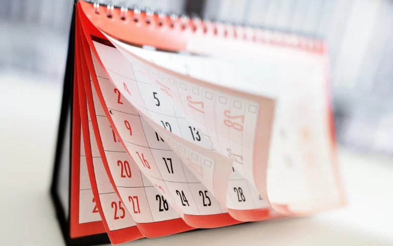 kalendarz z czerwoną ramka